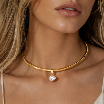 Gargantilla Dorada Rígida con Colgante de Piedra Brillante – Elegante para Mujer