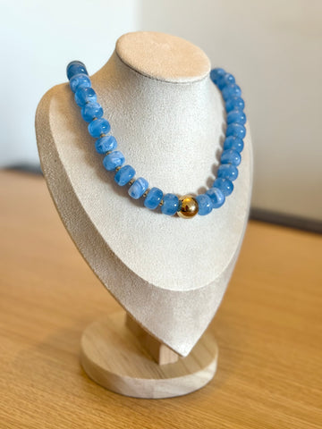 Collar de cuentas azules con detalle dorado