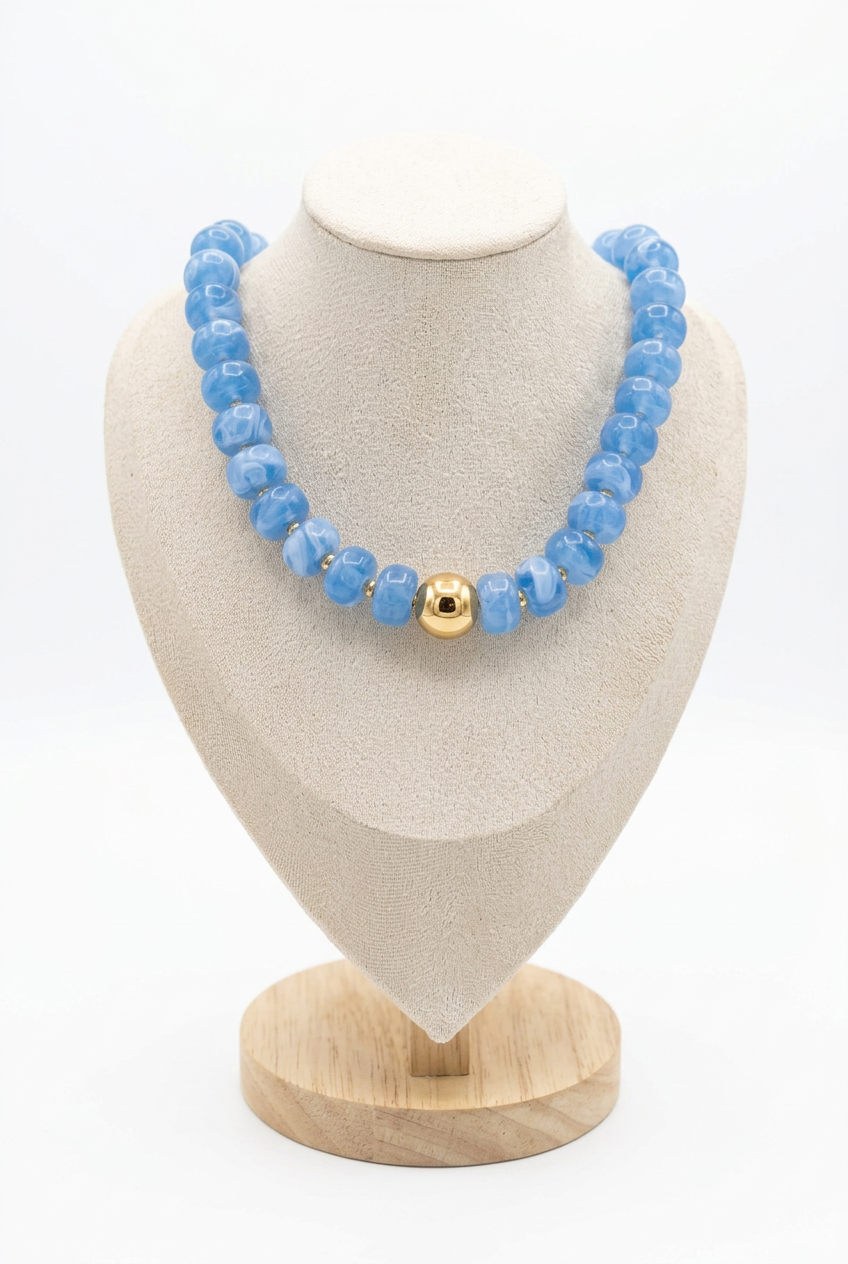 Collar de cuentas azules con detalle dorado
