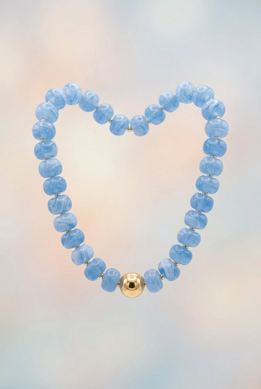 Collar de cuentas azules con detalle dorado