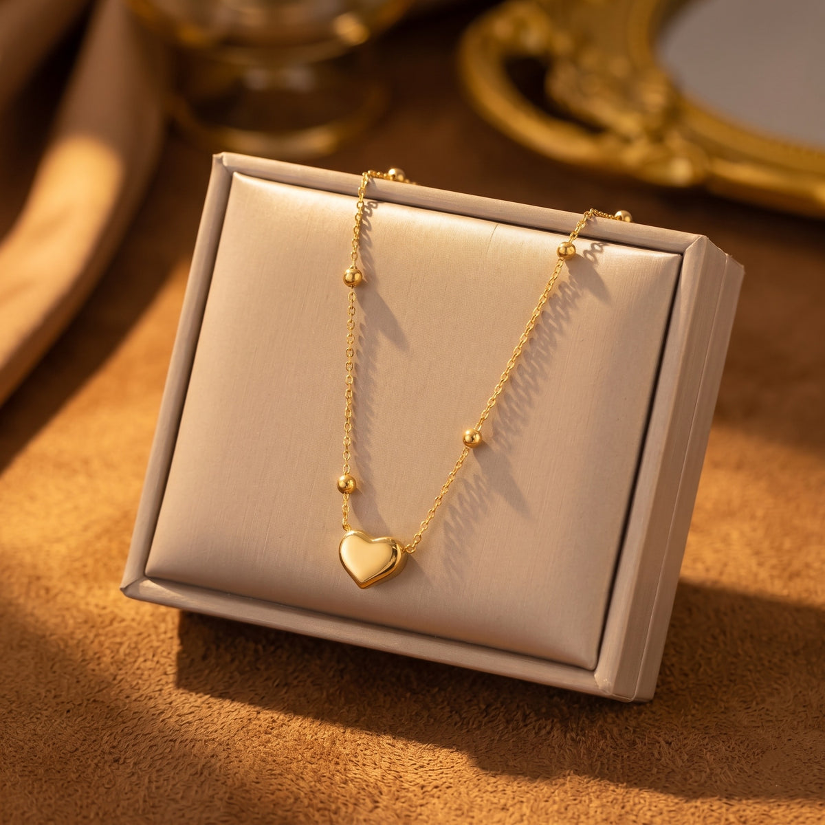 Collar de corazon dorado con esferas