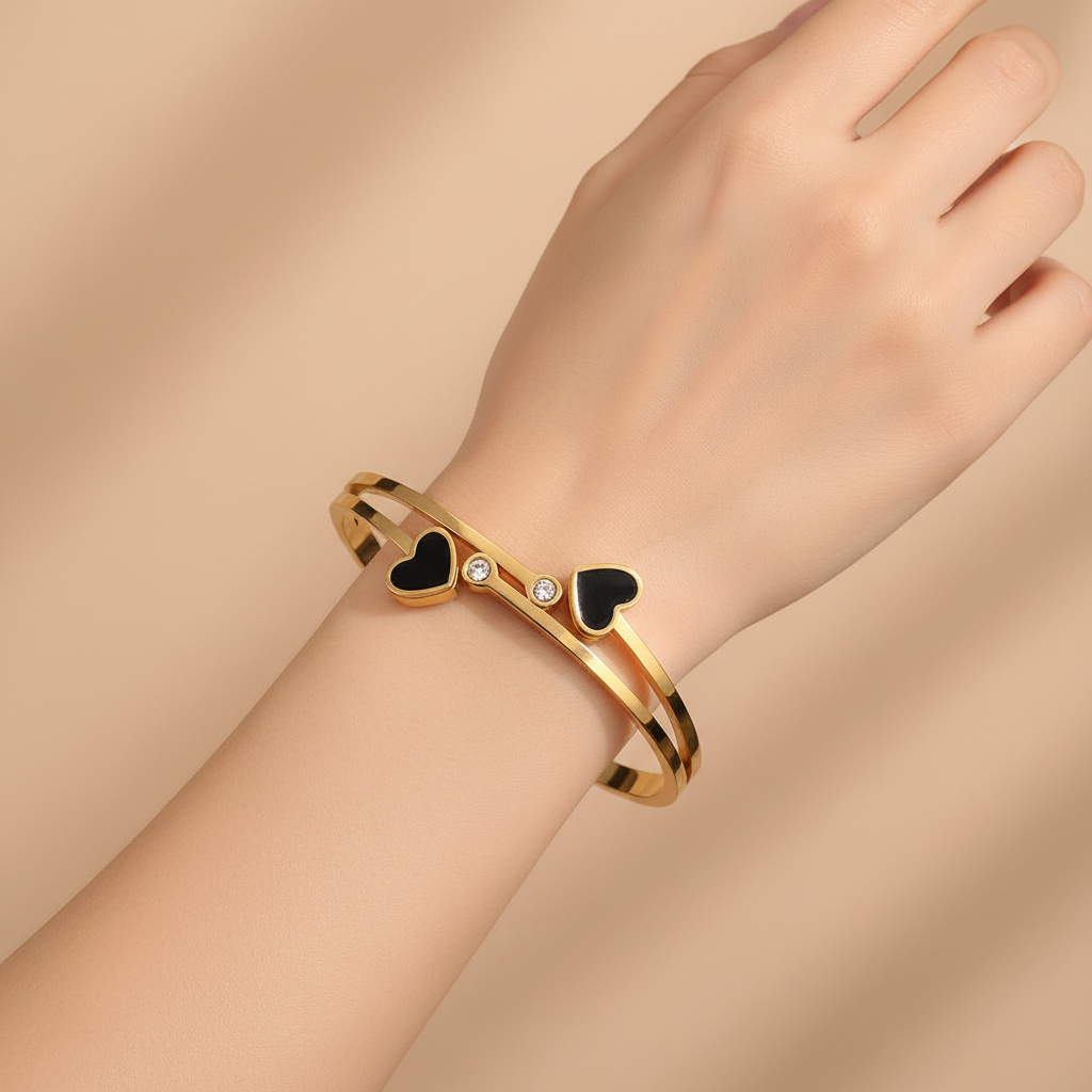 Brazalete Dorado de Corazones Negros