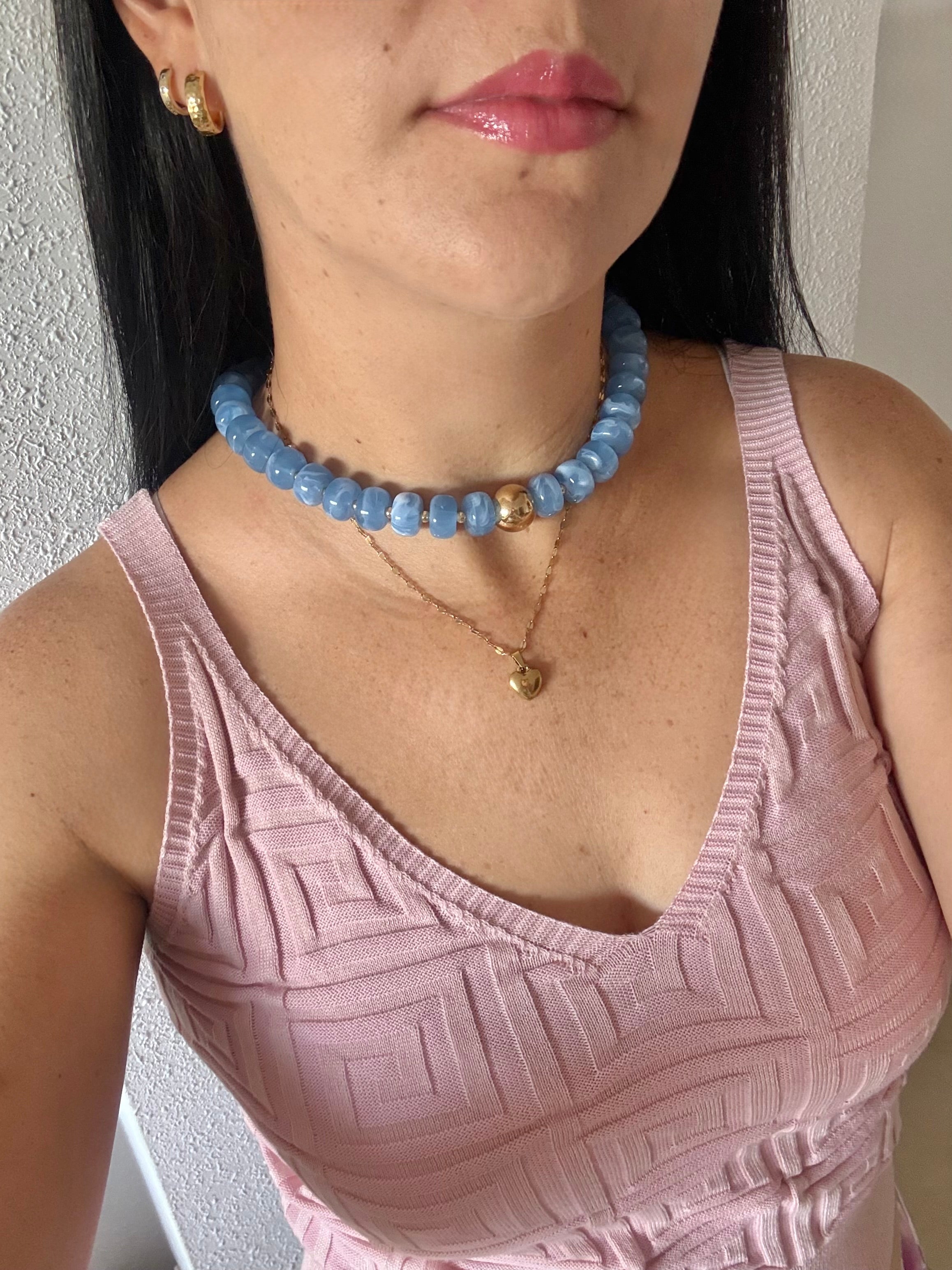 Collar de cuentas azules con detalle dorado