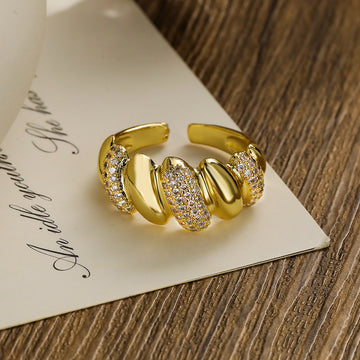 Anillo Dorado de Piedras Brillantes