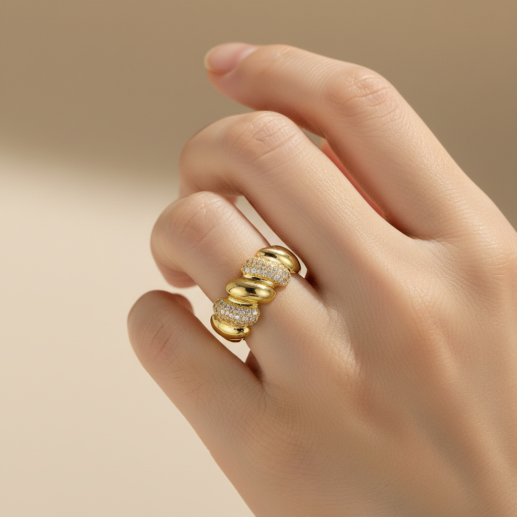Anillo Dorado de Piedras Brillantes