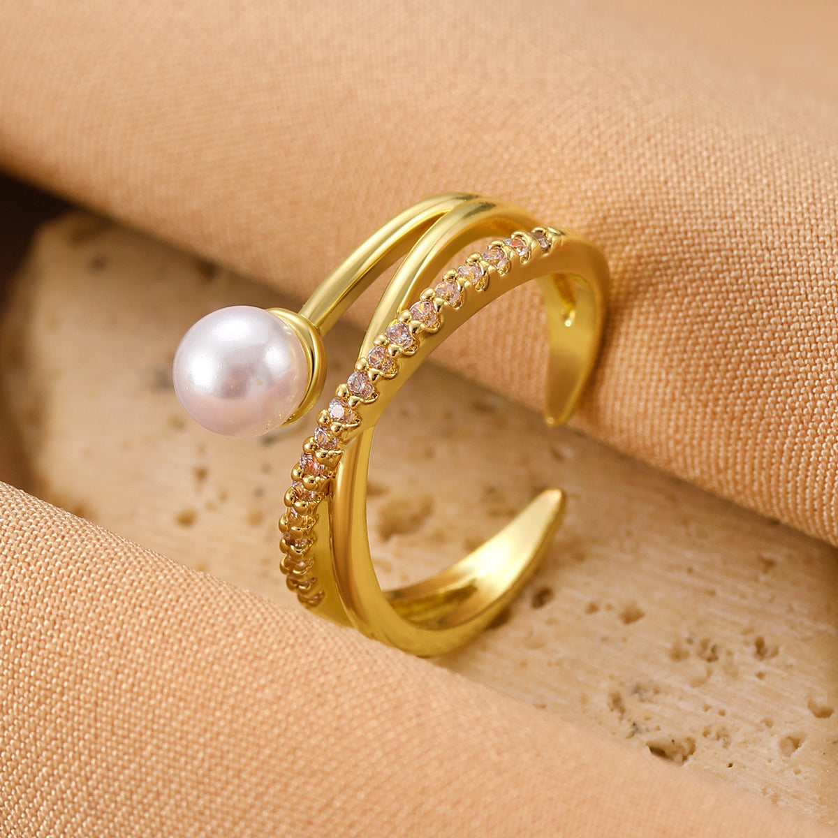 Anillo Dorado con Perla y Brillos | Galú Accesorios