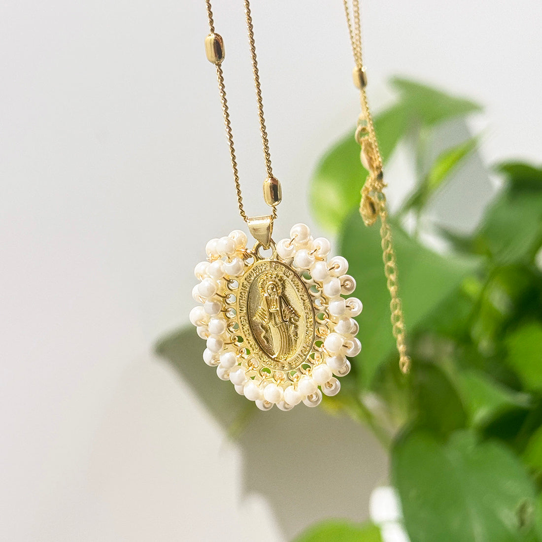 Collar de San Benito dorado con perlas
