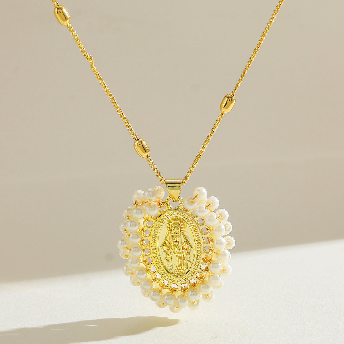 Collar de San Benito dorado con perlas