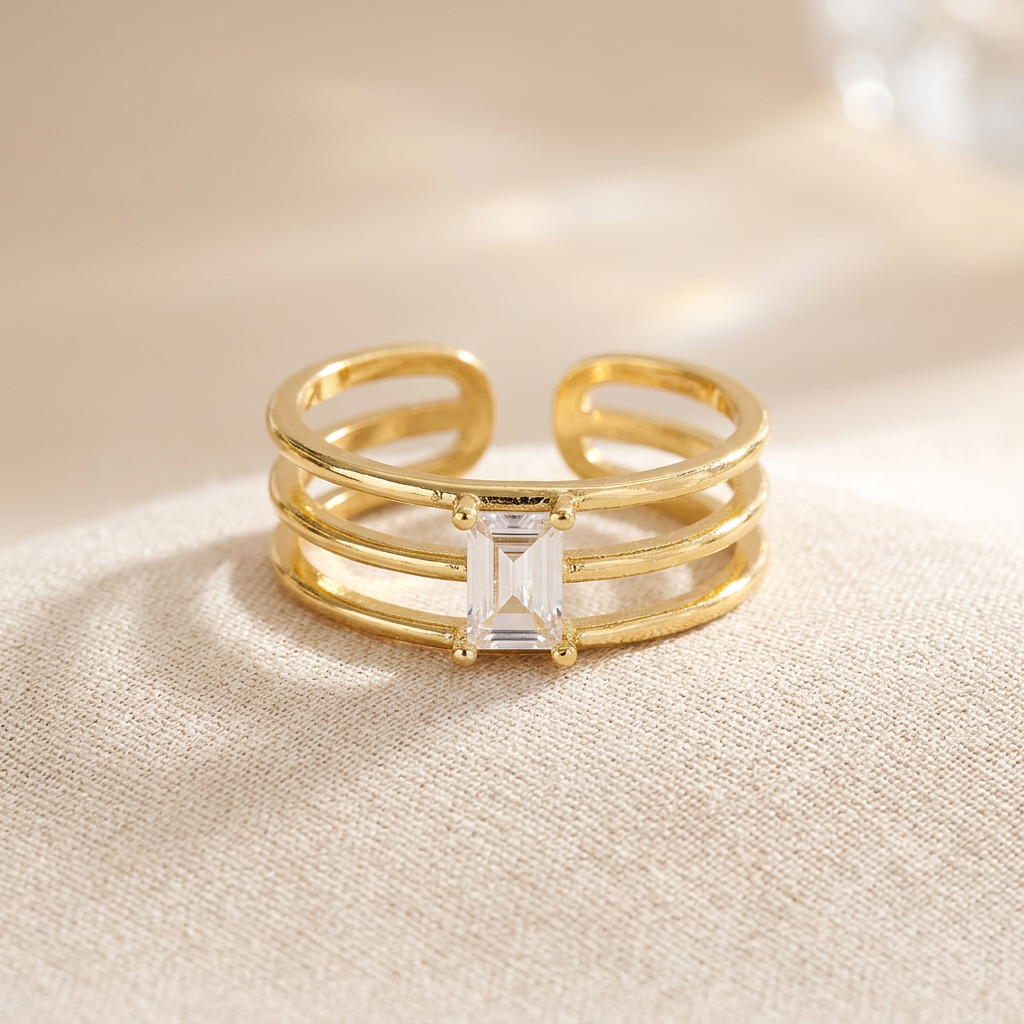 Anillo dorado de diseño moderno con circonita rectangular