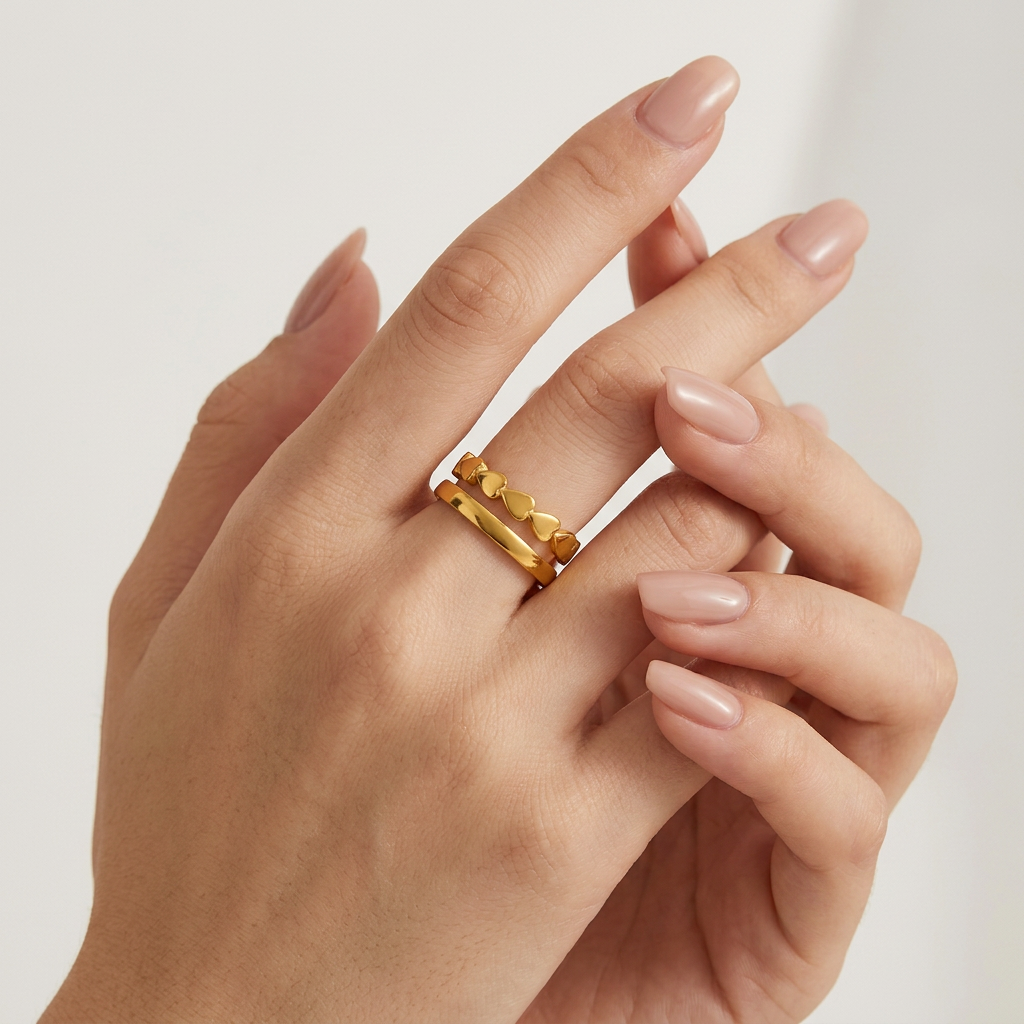 Anillo Dorado Doble con Corazones – Estilo Romántico