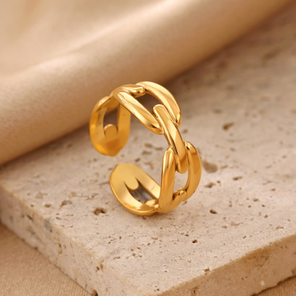 Anillo Dorado de Eslabones – Diseño Moderno