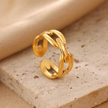 Anillo Dorado de Eslabones – Diseño Moderno