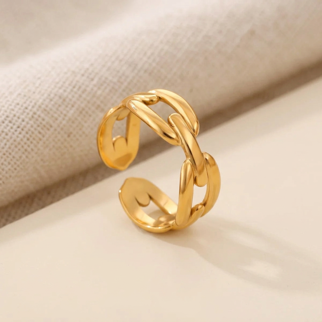 Anillo Dorado de Eslabones – Diseño Moderno