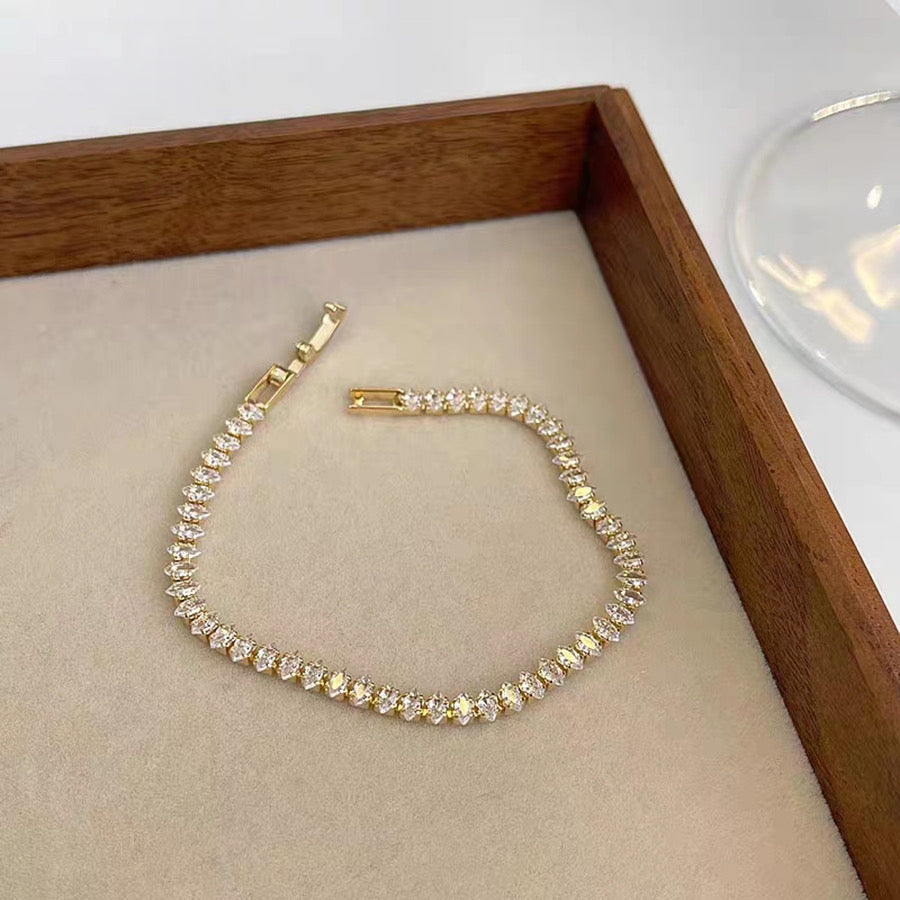 Pulsera Dorada con Circonitas para Mujer – Estilo Elegante