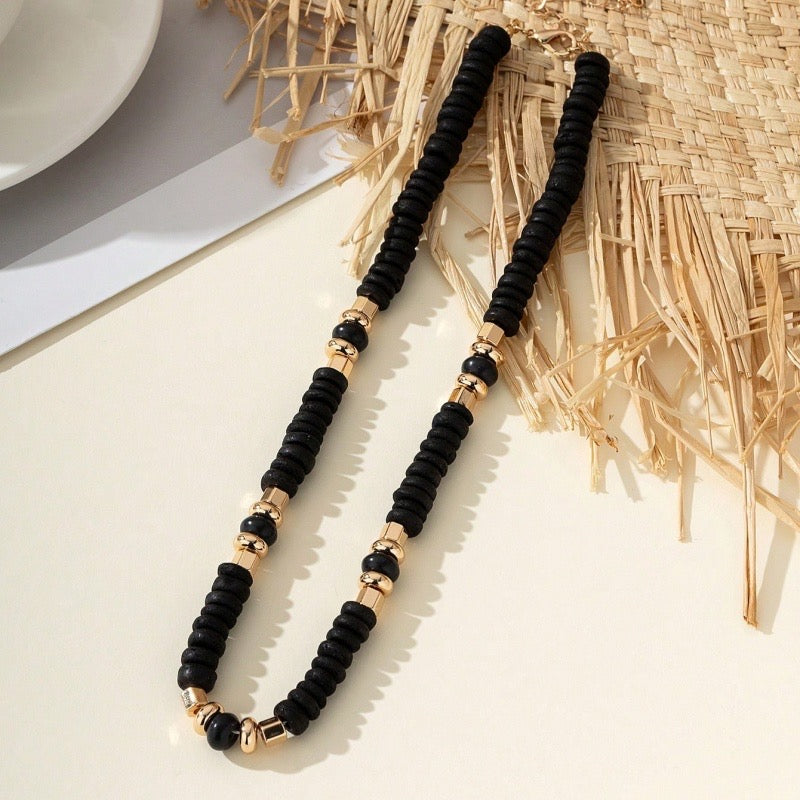 Collar con cuentas y detalles dorados