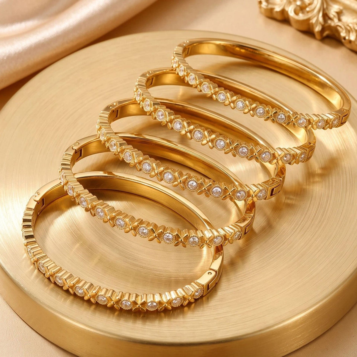 Brazalete Dorado con Circonitas y Flores
