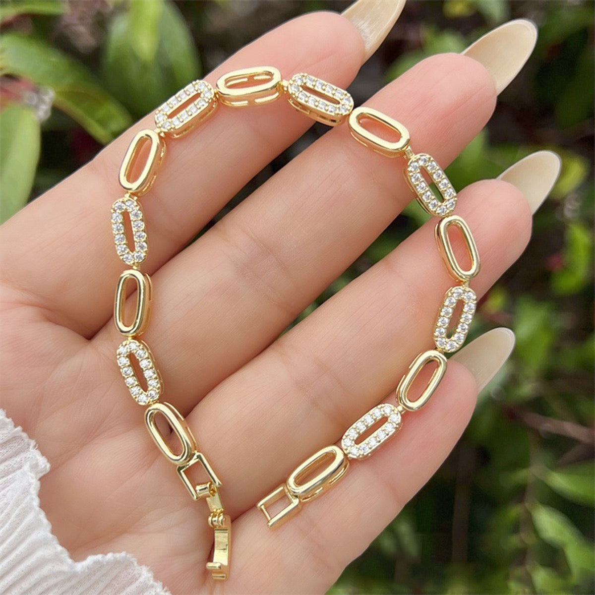 Pulsera Dorada con Circonitas y Eslabones Ovalados