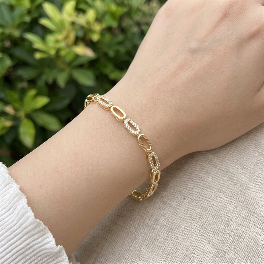 Pulsera Dorada con Circonitas y Eslabones Ovalados