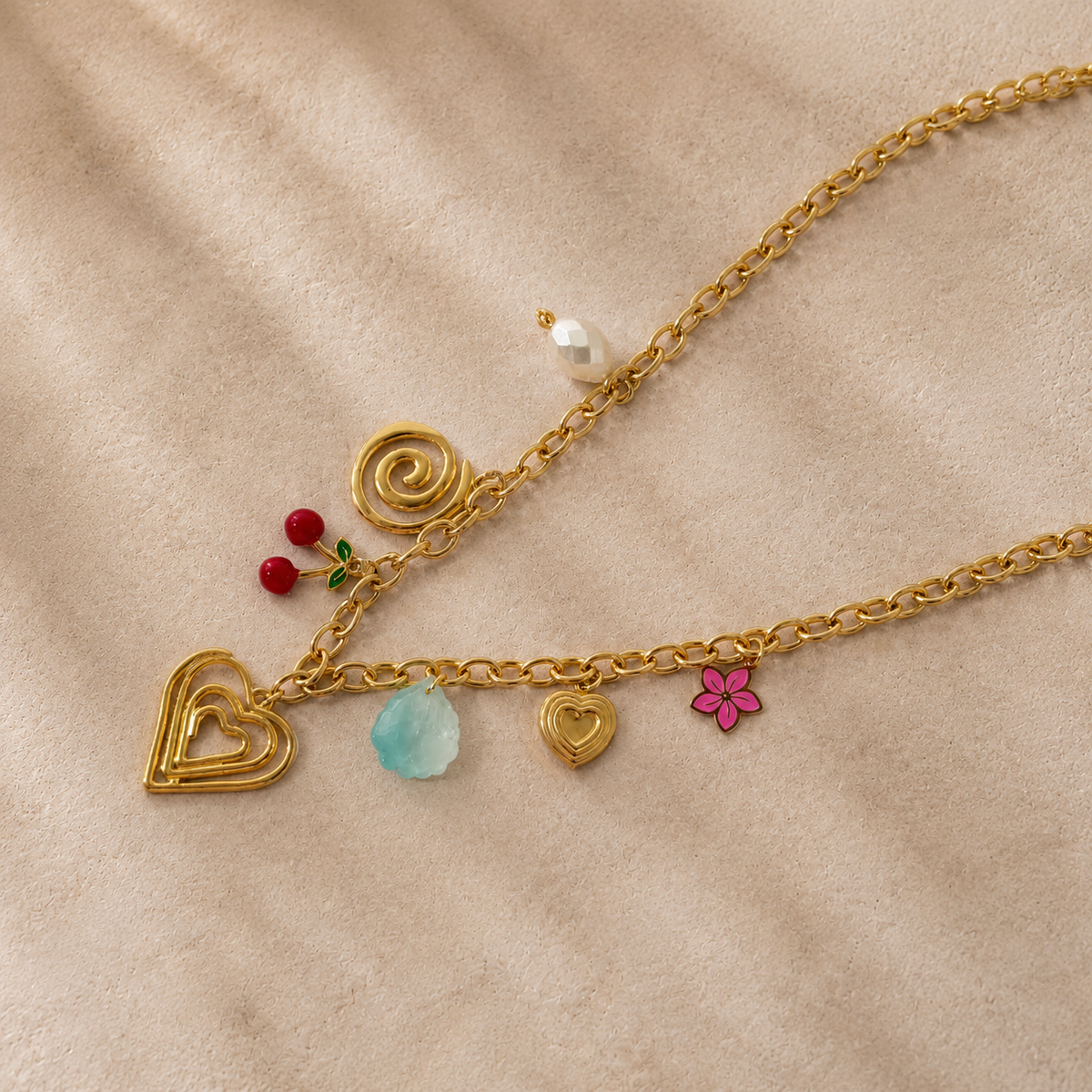Collar dorado con charms y colgantes decorativos para mujer