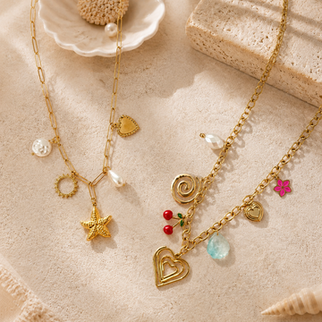 Collar dorado con charms y colgantes decorativos para mujer