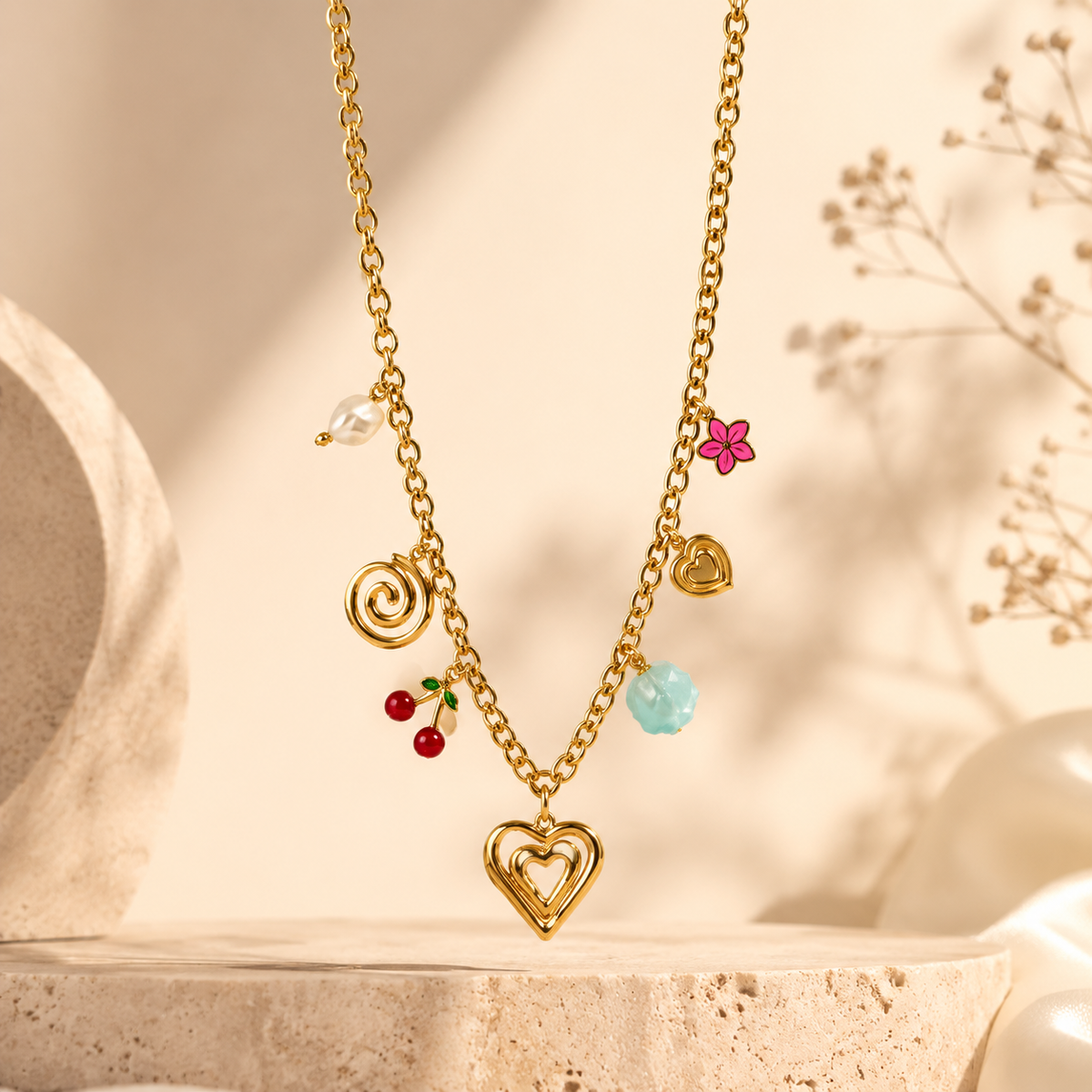 Collar dorado con charms y colgantes decorativos para mujer