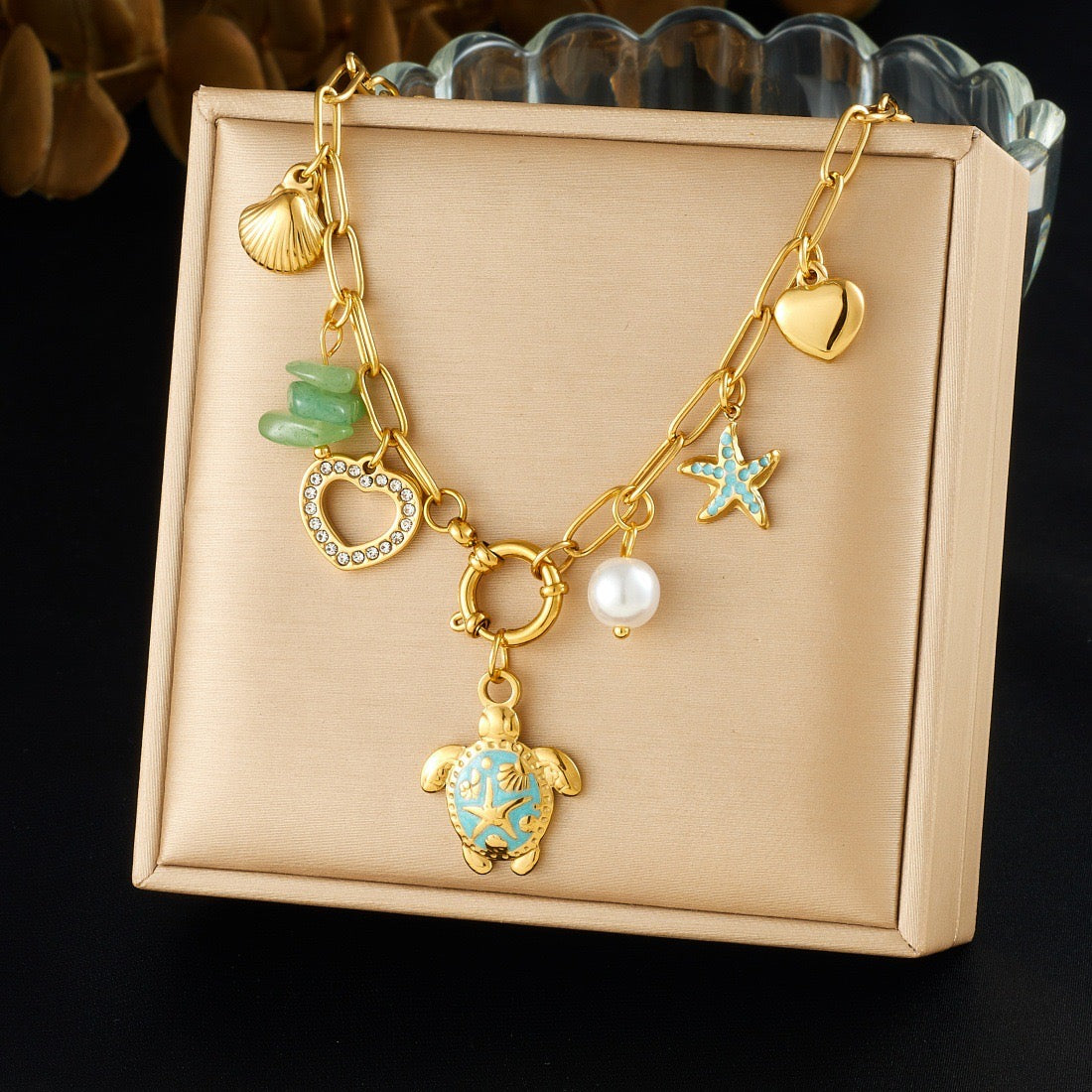 Collar dorado para mujer con dije de tortuga
