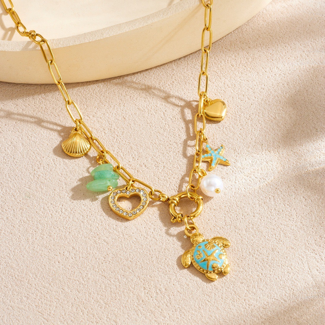 Collar dorado para mujer con dije de tortuga