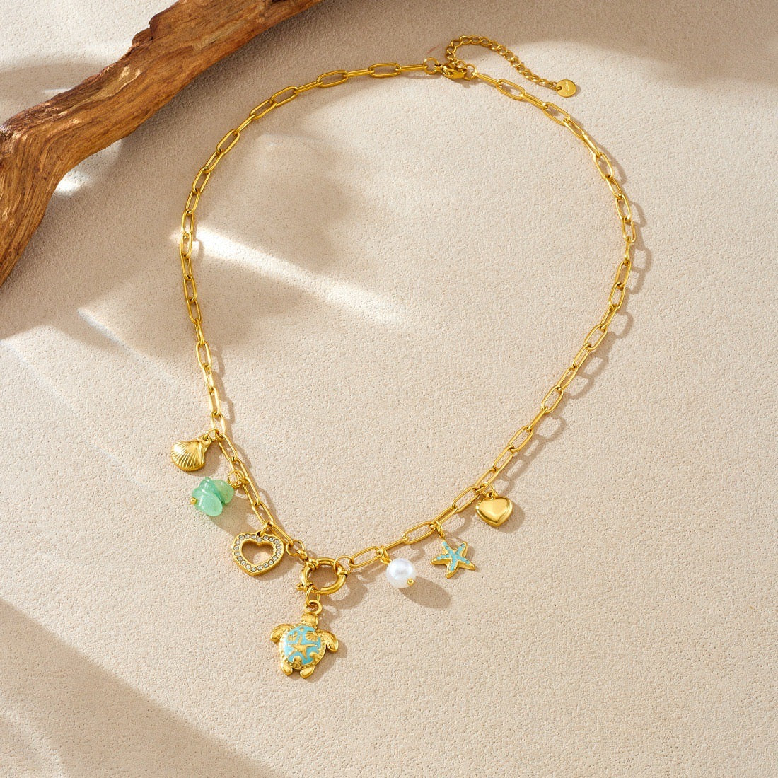 Collar dorado para mujer con dije de tortuga