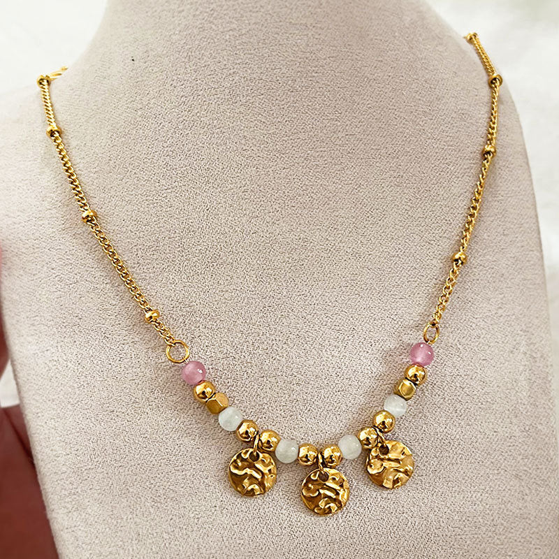 Collar Dorado con Cuentas y Medallas Martilladas