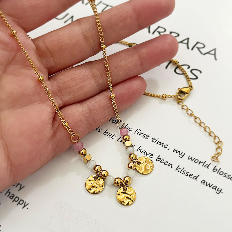 Collar Dorado con Cuentas y Medallas Martilladas