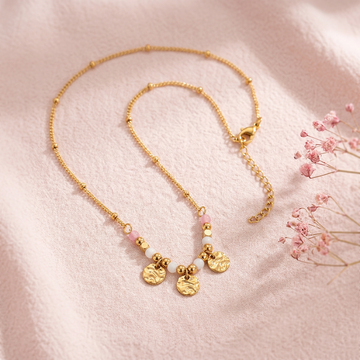 Collar Dorado con Cuentas y Medallas Martilladas