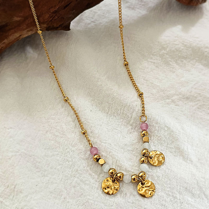 Collar Dorado con Cuentas y Medallas Martilladas