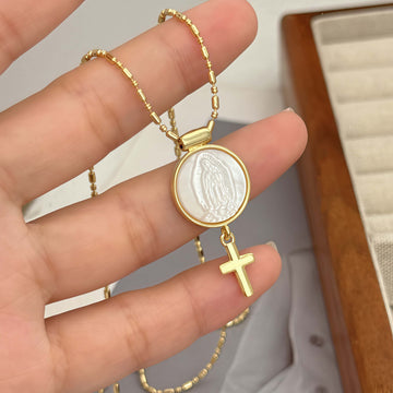 Collar ajustable con incrustación de concha y detalles de borla