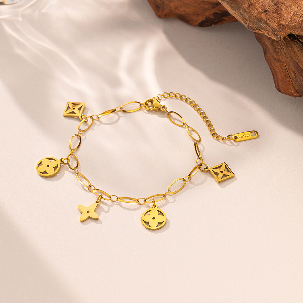 Pulsera Dorada con Charms de Flores | Acero Inoxidable