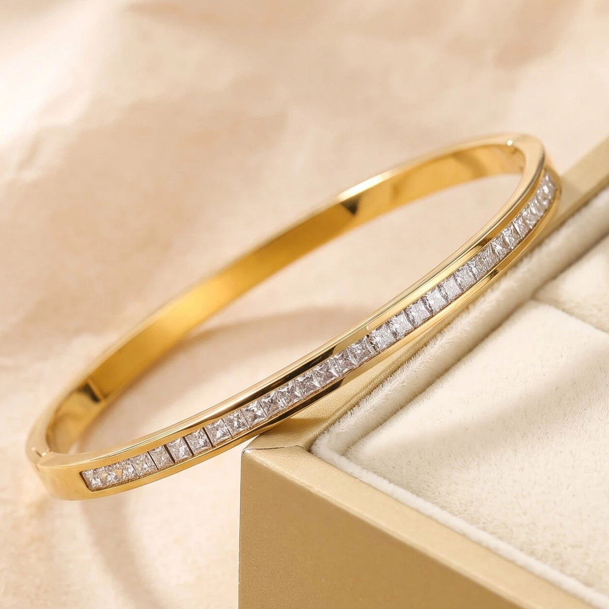 Brazalete Dorado con Circonitas Cuadradas