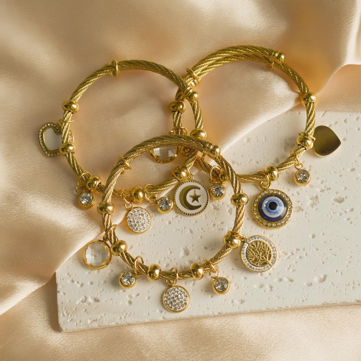 Brazalete Dorado Ajustable con Charm