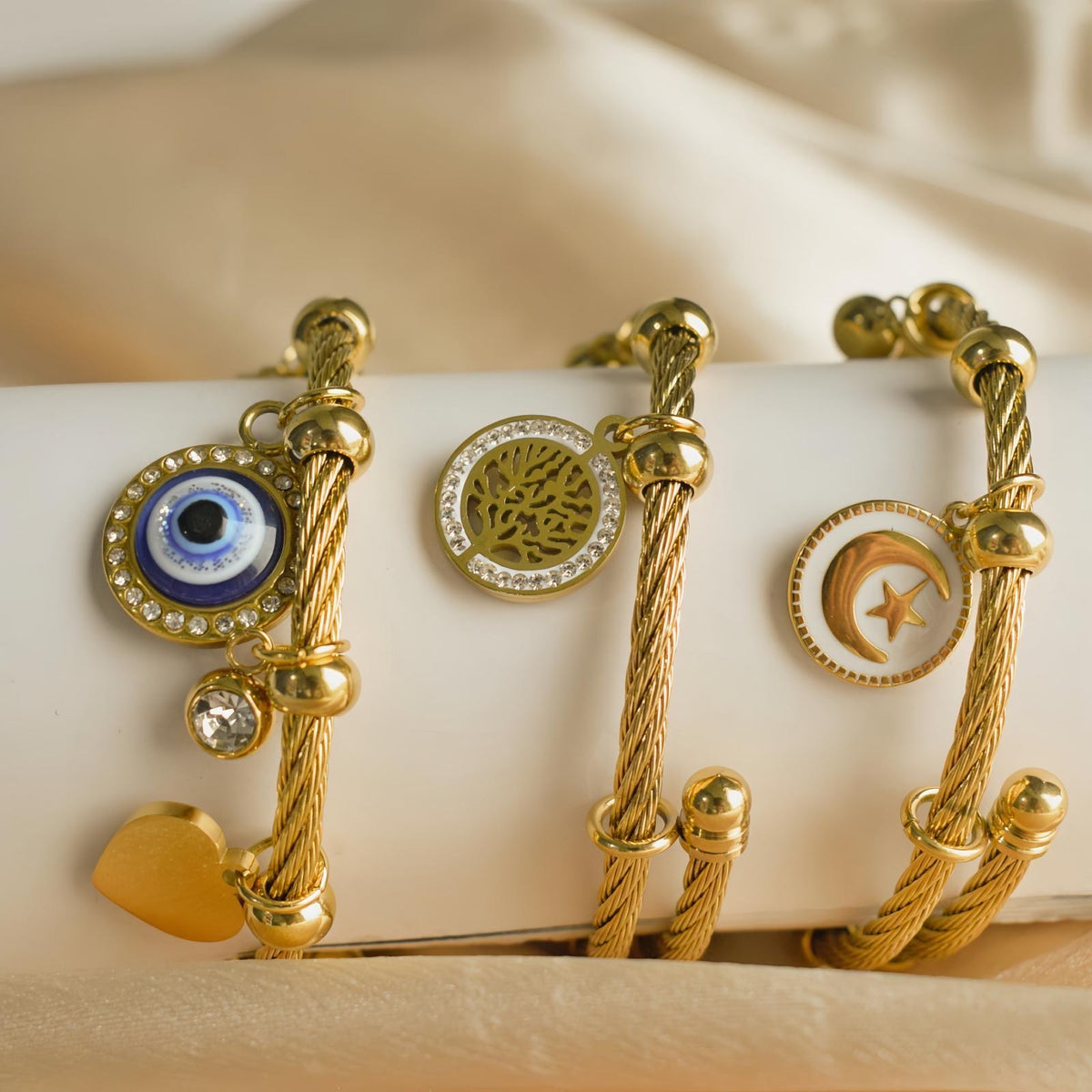 Brazalete Dorado Ajustable con Charm