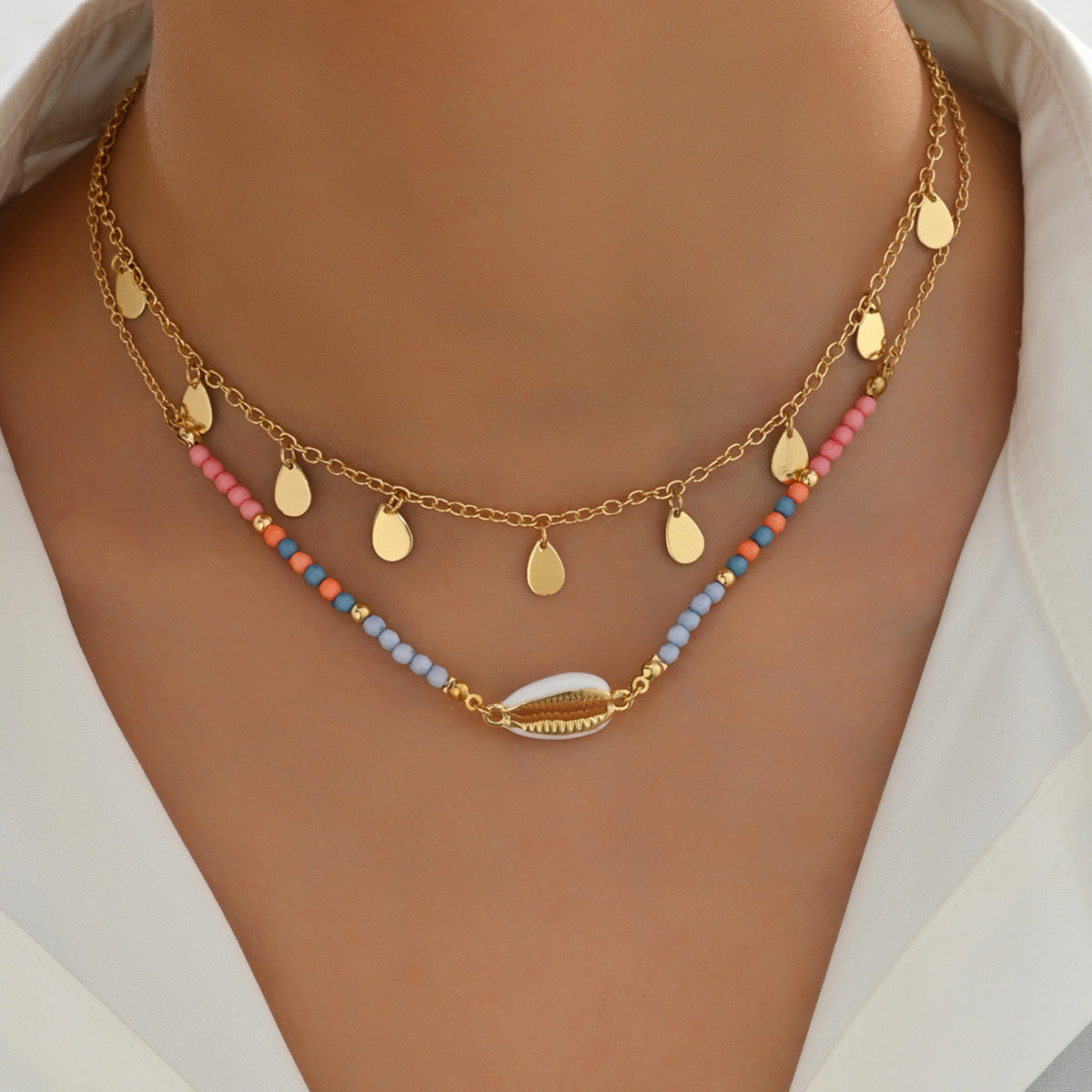 Collar Doble Capa Dorado con Cuentas de Colores y Concha