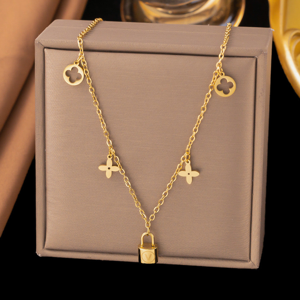 Conjunto Collar y Pulsera Dorado con Candado y Flores