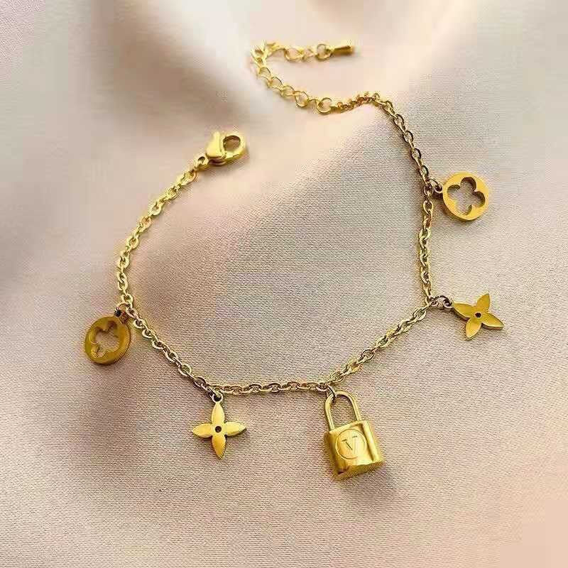 Conjunto Collar y Pulsera Dorado con Candado y Flores