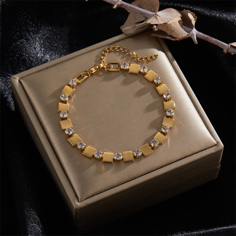 Pulsera dorada con circon y cadena deslizante