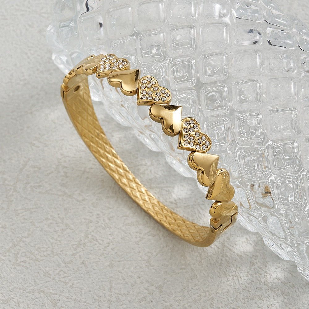 Brazalete Dorado con Corazones y Circonitas
