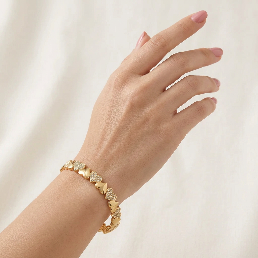 Brazalete Dorado con Corazones y Circonitas