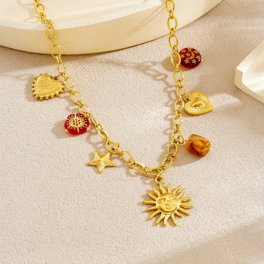 Collar Dorado con Charms: Sol, Corazones y Cuentas Rojas