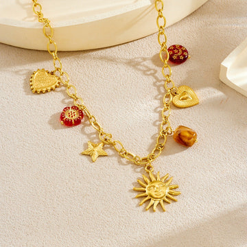 Collar Dorado con Charms: Sol, Corazones y Cuentas Rojas