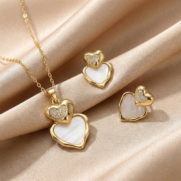 Conjunto de Joyas Doradas con Collar y Pendientes de Nácar en Forma de Corazón
