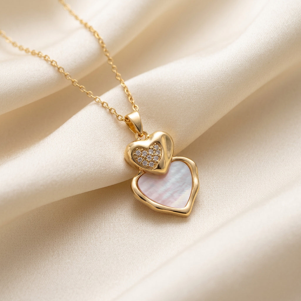 Conjunto de Joyas Doradas con Collar y Pendientes de Nácar en Forma de Corazón