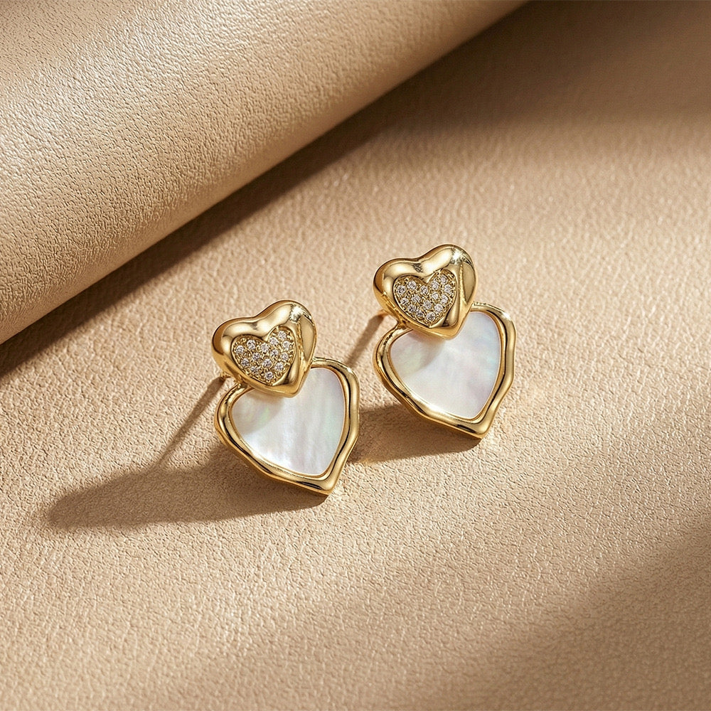 Conjunto de Joyas Doradas con Collar y Pendientes de Nácar en Forma de Corazón