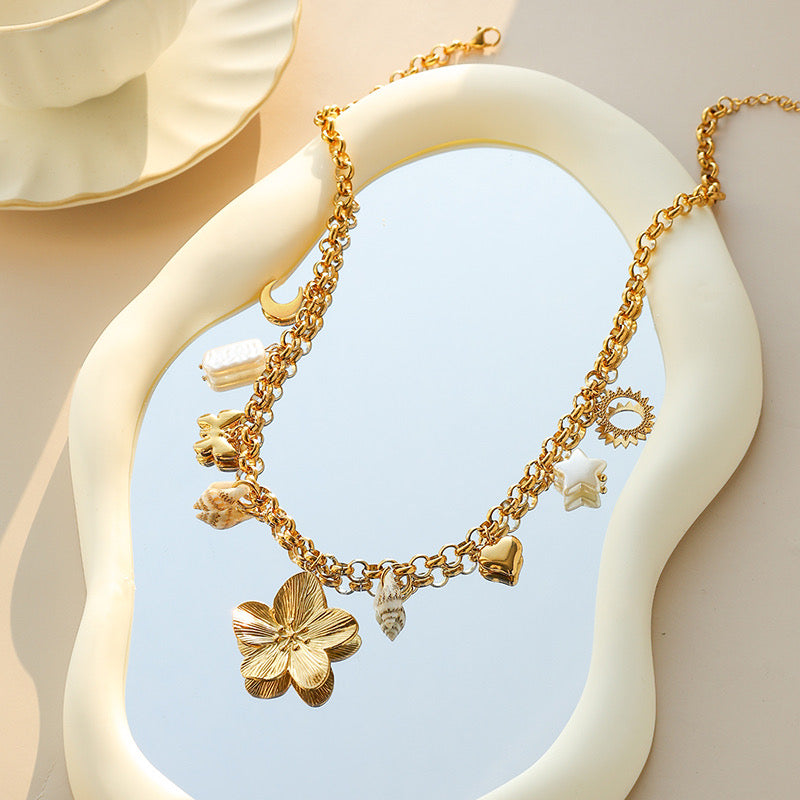 Collar Dorado con Charms de Flor, Mariposa y Conchas