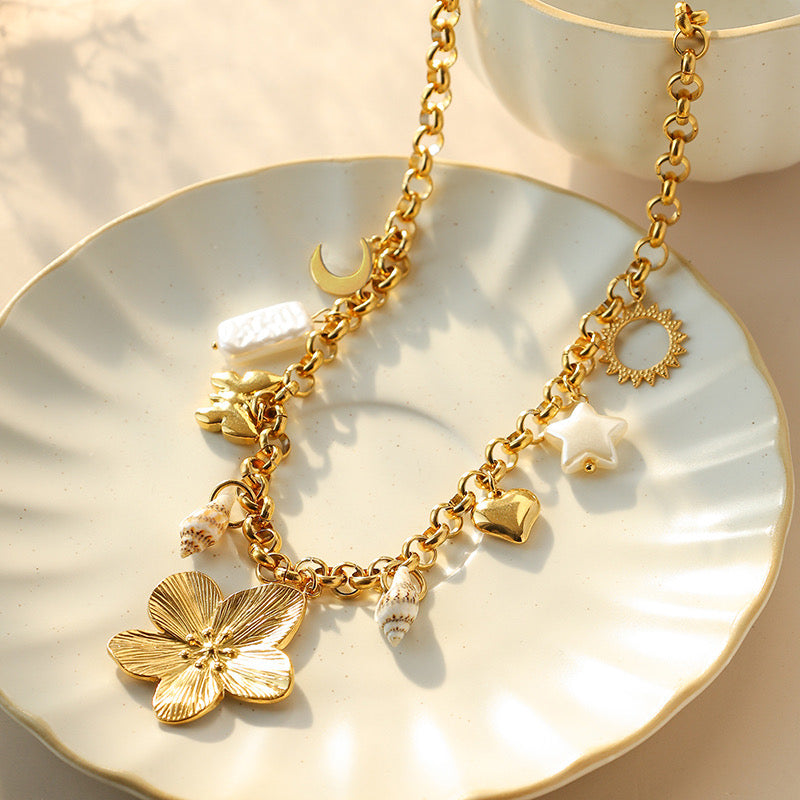 Collar Dorado con Charms de Flor, Mariposa y Conchas